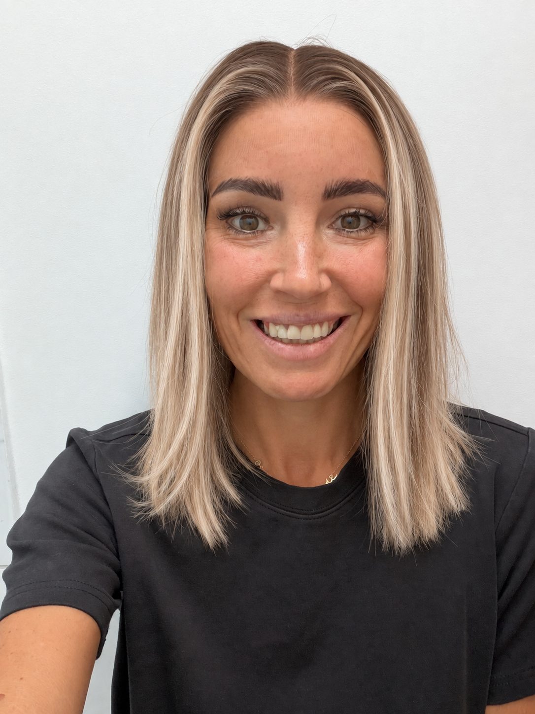 Champagne Melt 14-inch blunt bob wig in rooted champagne blonde balayage, front view