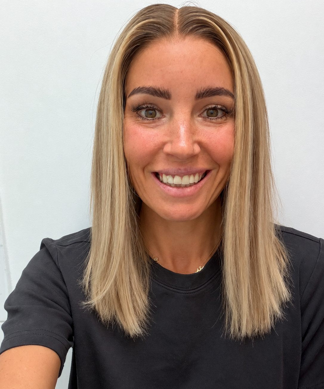 Champagne Melt 16-inch straight wig in rooted champagne blonde balayage, front view
