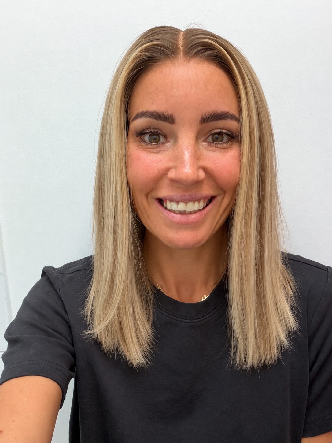 Champagne Melt 16-inch straight wig in rooted champagne blonde balayage, front view