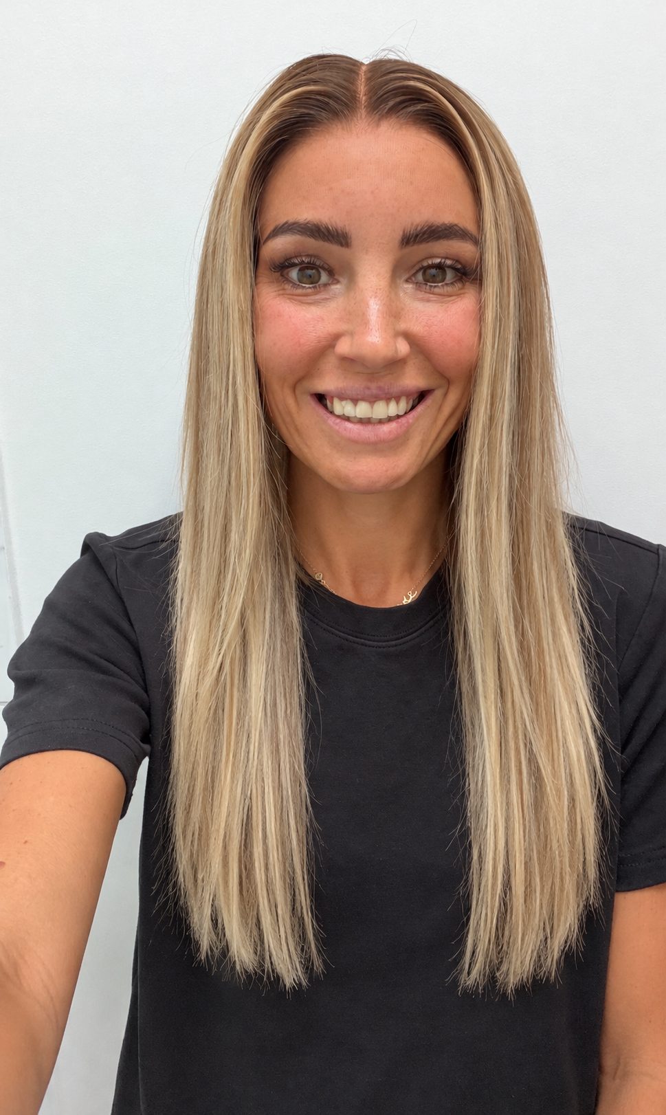 Champagne Melt 20-inch straight wig in rooted champagne blonde balayage, front view