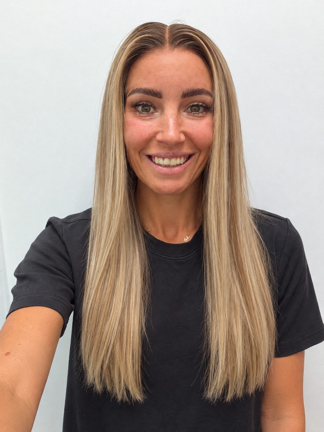 Champagne Melt 24-inch straight wig in rooted champagne blonde balayage, front view