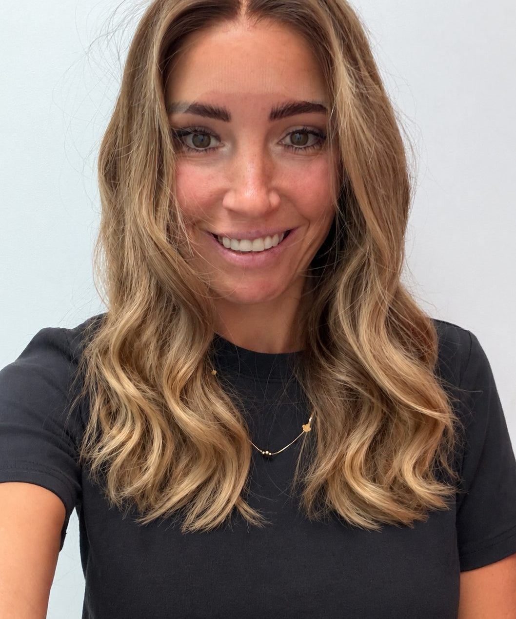 Golden Honey 16-inch wavy wig in golden blonde balayage, front view