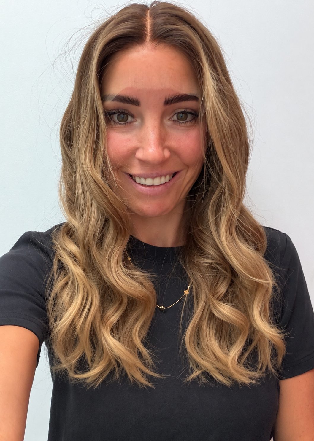 Golden Honey 20-inch wavy wig in golden blonde balayage, front view
