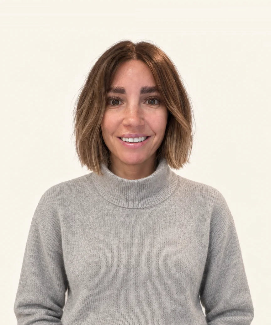 Woman in a grey jumper wearing the 10-inch Bob human hair wig, front view showing where the 10-inch length falls