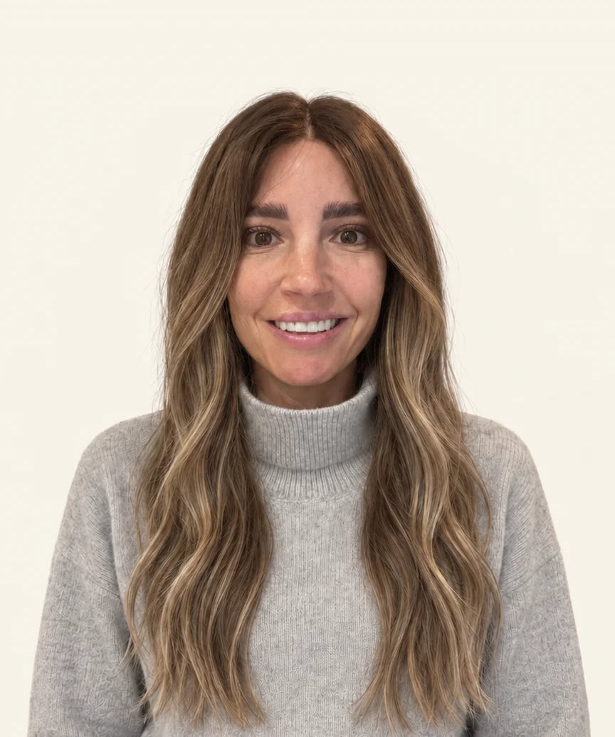 Woman in a grey jumper wearing the 20-inch Long human hair wig, front view showing where the 20-inch length falls