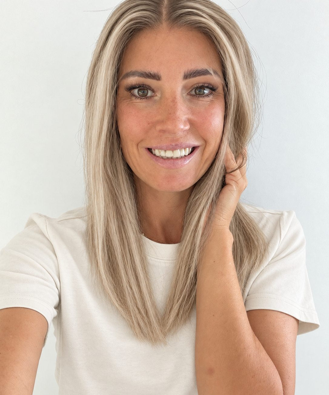Vanilla Sand 16-inch layered straight wig in rooted beige blonde, front view