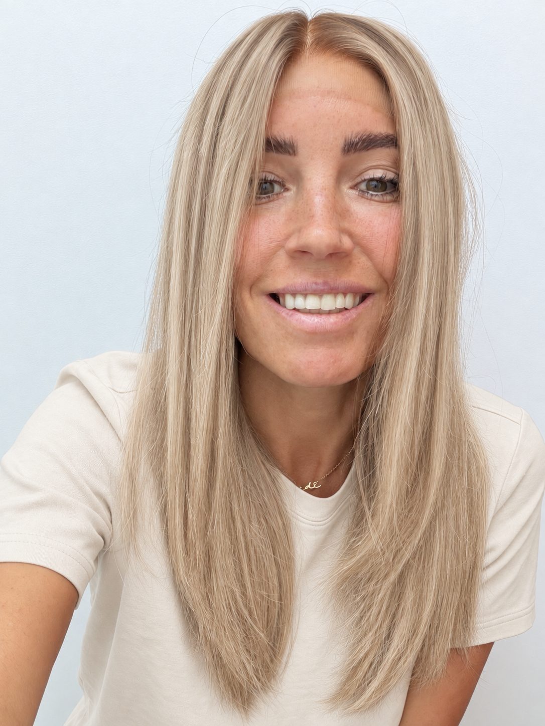 Vanilla Sand 18-inch layered straight wig in rooted beige blonde, front view